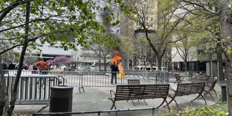 أمريكي يشعل النار في نفسه خلال محاكمة ترامب