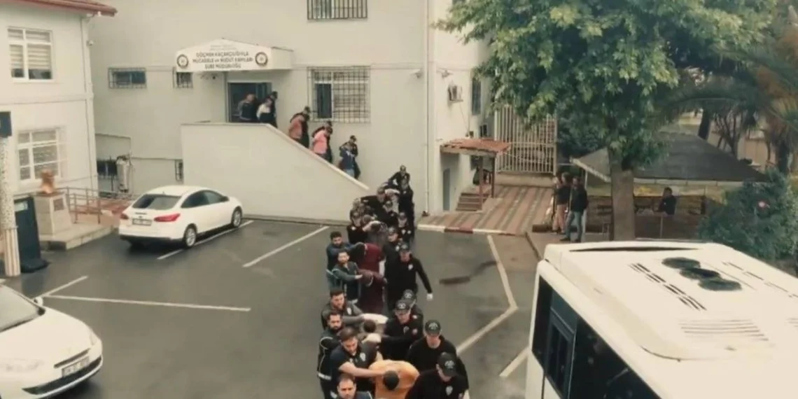 اعتقال 40 من مهربي المهاجرين في تركيا