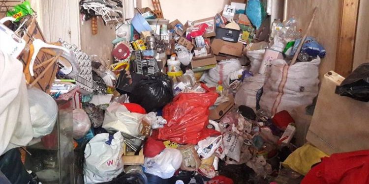 إزالة قمامة من منزل في تركيا عبر 17 شاحنة!