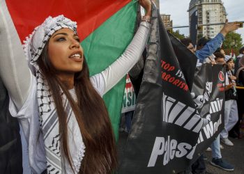 الاعتصامات الطلابية بجامعة كاليفورنيا تتعرّض للهجمات من المتظاهرين