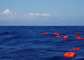 خفر السواحل التركي ينقذ 14 مهاجرا بعد غرق قاربهم