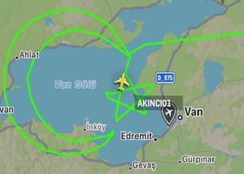 المسيرة اكينجي ترسم العلم التركي بعد العثور على طائرة الرئيس الإيراني