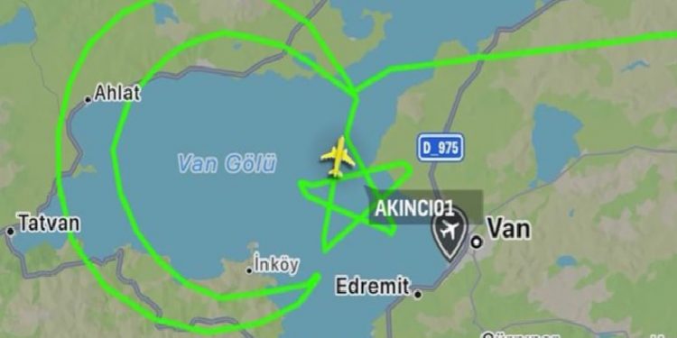 المسيرة اكينجي ترسم العلم التركي بعد العثور على طائرة الرئيس الإيراني