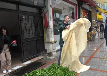 مزارع يسكب الشاي أمام مقر العدالة والتنمية احتجاجا على سعره