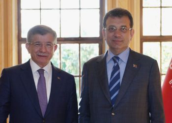 داود أوغلو ينصح عمدة إسطنبول بأمر مهم