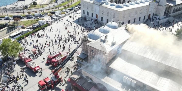 إخماد حريق البازار المصري في إسطنبول