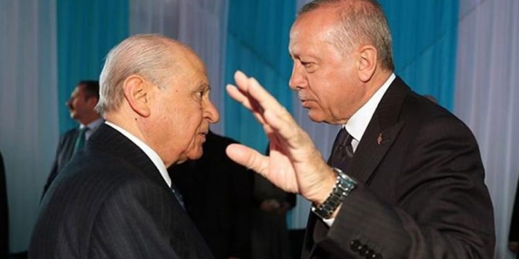 صحفي تركي: يصعب استمرار تحالف العدالة والتنمية والحركة القومية