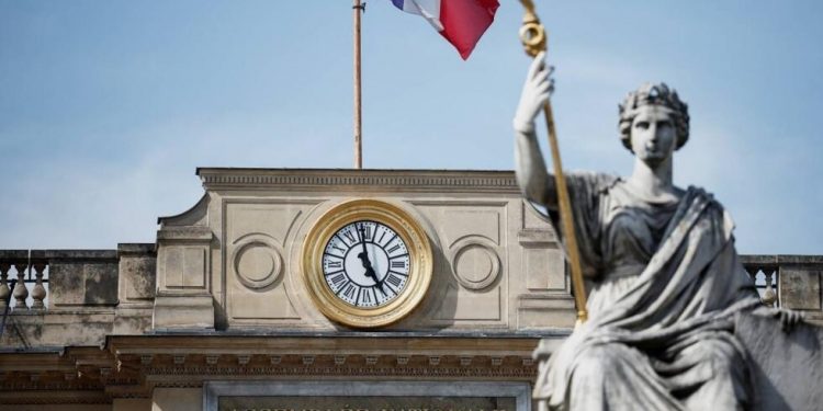 بدء الانتخابات التشريعية التاريخية في فرنسا