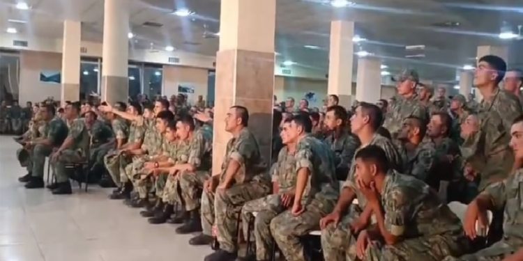 جنود أذربيجانيون يحتفلون بفوز تركيا على التشيك في أمم أوروبا