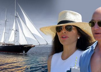 يخت أغنى رجل في العالم يرسو في سواحل بودروم التركية