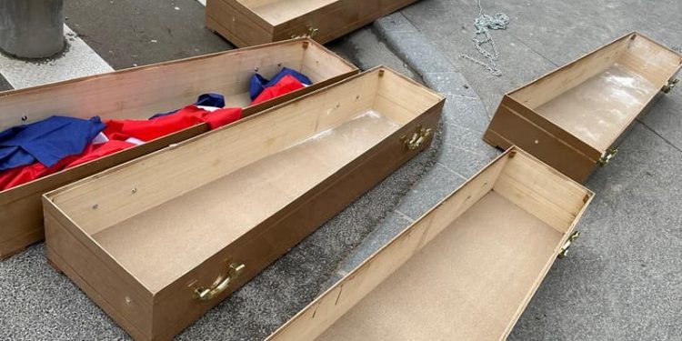 5 توابيت بجوار برج إيفل في باريس!