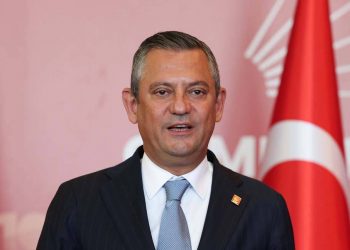 أوزغور أوزيل يهنئ اليسار في فرنسا