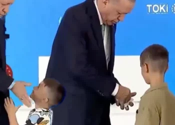 أردوغان يصفع طفل لم يقبل يده