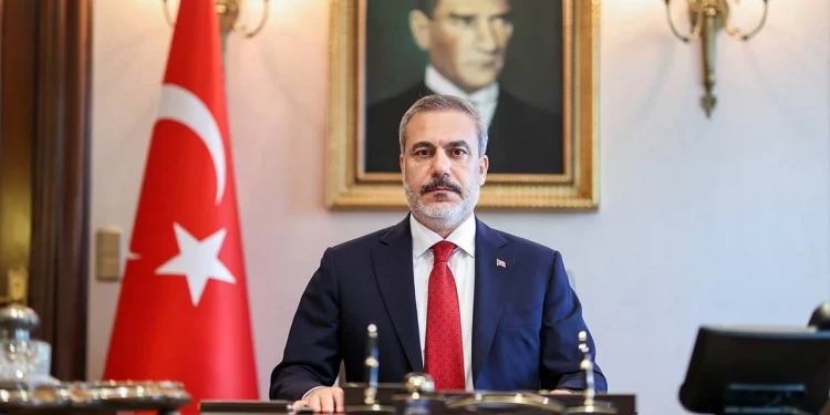 هاكان فيدان يهنىء وزير الخارجية المصري على المنصب الجديد