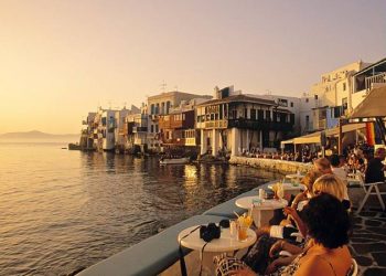 الأتراك ينقذون اقتصاد الجزر اليونانية