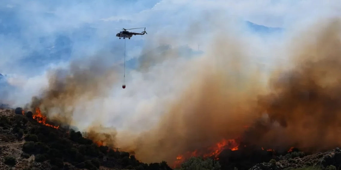الجيش التركي يدفع بمروحيات لإطفاء حرائق الغابات في 3 ولايات