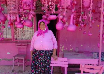 مسنة تركية تعيش في عالم وردي!