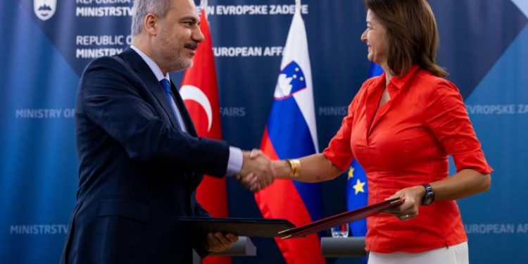 رئيس الوزراء السلوفيني: تركيا شريك أساسي للاتحاد الأوروبي