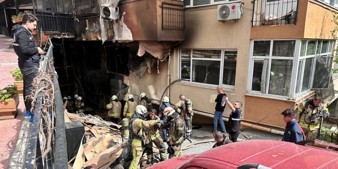 شاهد.. النيران تلتهم فندقًا بوسط إسطنبول (فيديو)