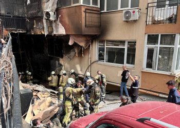 شاهد.. النيران تلتهم فندقًا بوسط إسطنبول (فيديو)