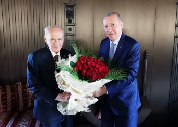 أردوغان يهدي حليفه 76 وردة حمراء!