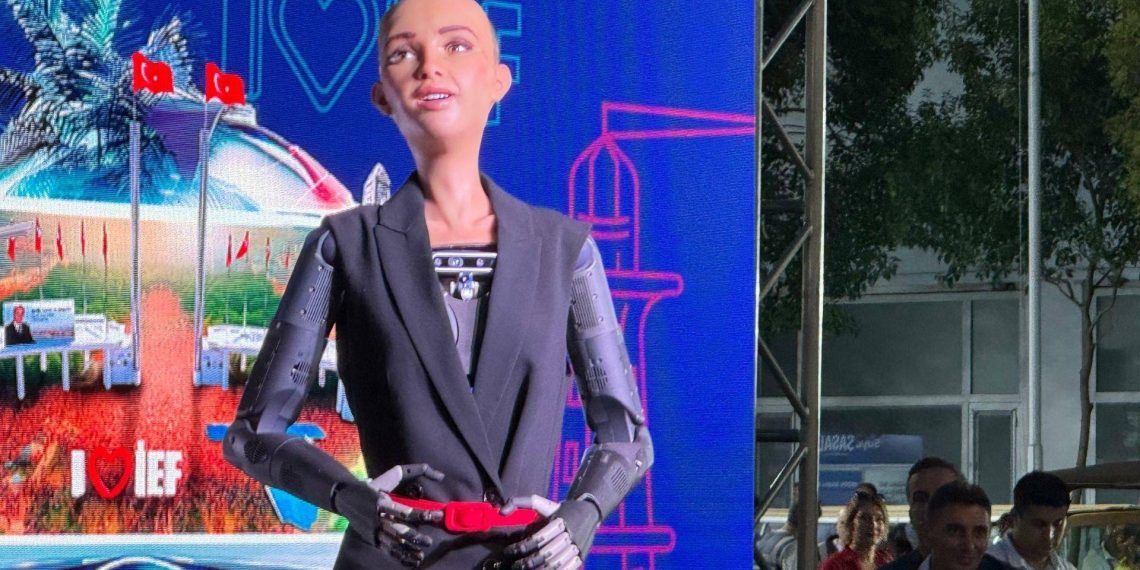 الروبوت “صوفيا” مفاجأة معرض إزمير الدولي