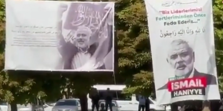 تعليق ملصق لـ”هنية” بدلًا من “أتاتورك” في يوم النصر بتركيا