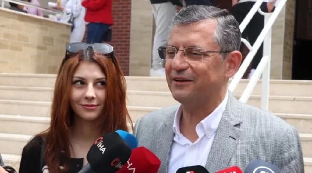 زعيم المعارضة التركية يحضر أولمبياد باريس مع ابنته