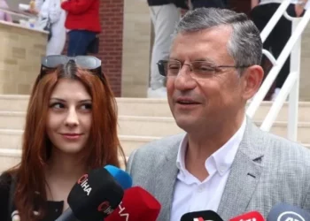 زعيم المعارضة التركية يحضر أولمبياد باريس مع ابنته