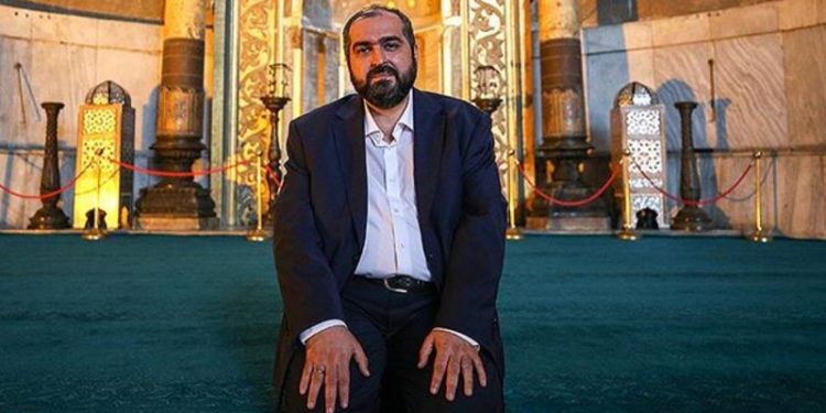 إمام آيا صوفيا السابق يدعو لإزالة العلمانية من الدستور الجديد