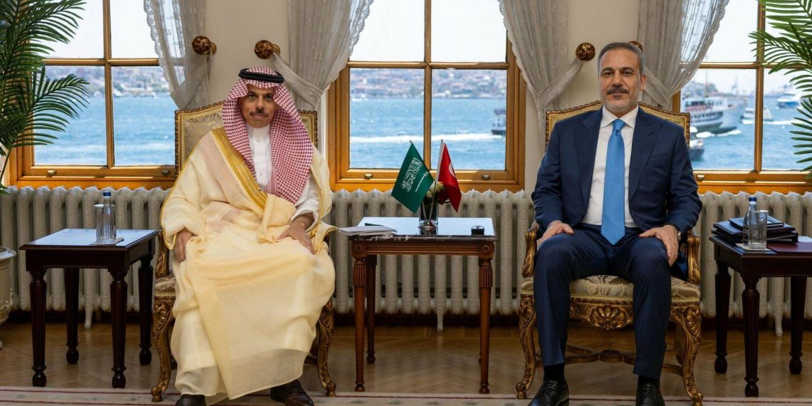 وزير الخارجية التركي يقيم الأوضاع في غزة مع نظيره السعودي