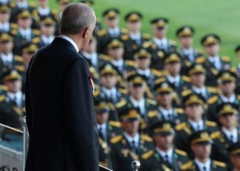 طالبات الأكاديمية العكسرية ترددن شعار “نحن جنود مصطفى كمال” أمام أردوغان