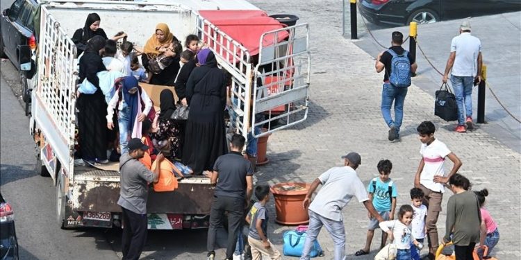 آلاف اللبنانيين ينزحون من لبنان إلى سورية