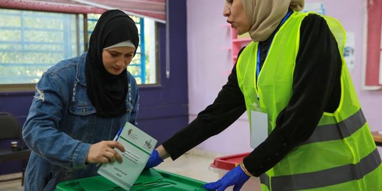 الأردن يشهد انتخابات مع تأثر الناخبين بالحرب على غزة