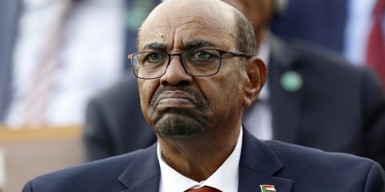 نقل الرئيس السوداني السابق عمر البشير إلى المستشفى