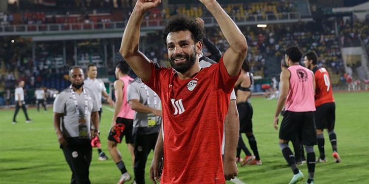 محمد صلاح يحتفل بالمباراة رقم 100 مع منتخب مصر