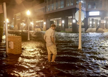 إعصار ميلتون يضرب ساحل فلوريدا ويقطع الكهرباء عن 2.8 مليون شخص