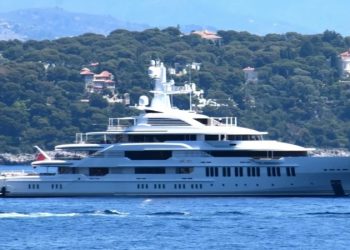 يخت مؤلفة رواية هاري بوتر يرسو في ساحل فتحية