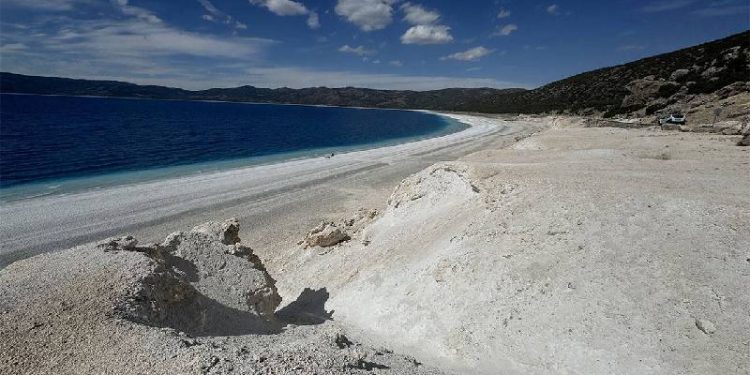 بحيرة في تركيا تشبه المريخ