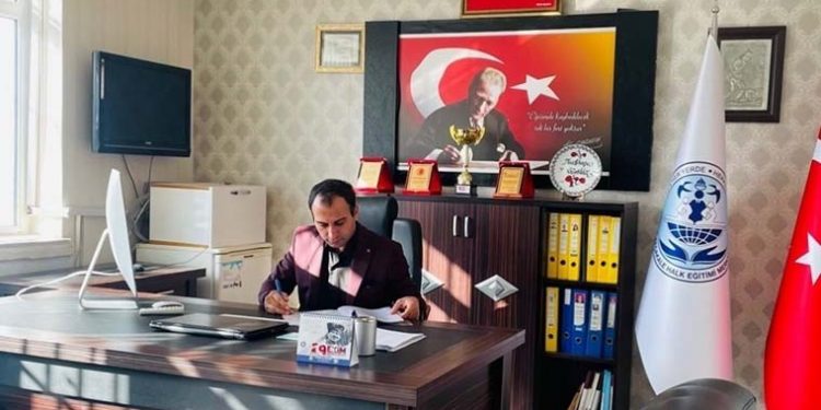 تركيا.. انتحار موظف في مكتبه