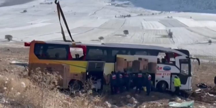 مصرع 6 وإصابة العشرات بانقلاب حافلة وسط تركيا