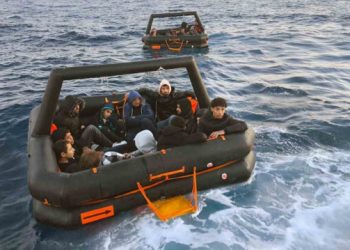 اليونان تعيد قارب مهاجرين إلى تركيا