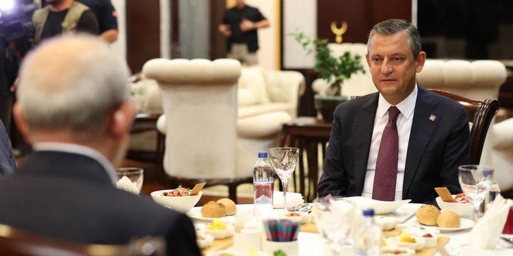 قيادات “الشعب الجمهوري” يبدون تمسكهم بزعيم الحزب بعد المطالبة بعزله