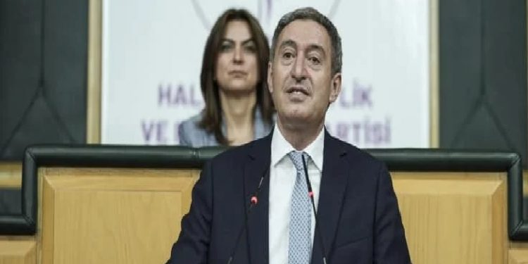 تركيا.. الحزب الكردي يطلب رسميًا لقاء أوجلان