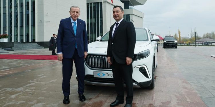 أردوغان يهدي سيارة توج إلى رئيس قيرغيزستان