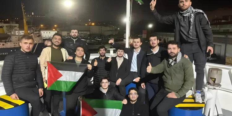 شباب أتراك يقتحمون السفينة ”كاترين“ لمنع وصول الأسلحة لإسرائيل