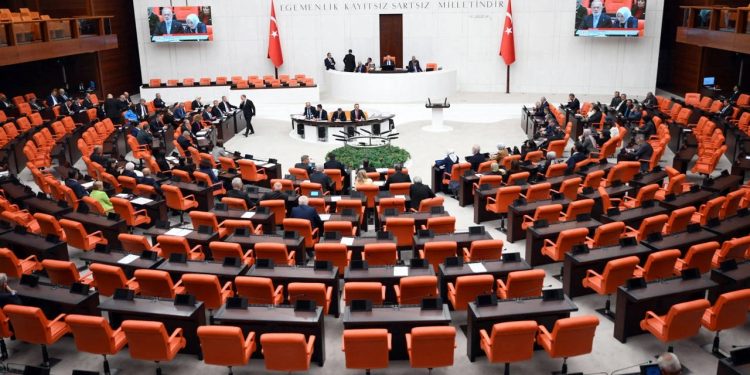 أردوغان يطلب إسقاط الحصانة عن 12 برلمانيا معارضا