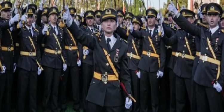 خريجة أكاديمية عسكرية تركية تتلقى تهديدًا بالاغتصاب بسبب أتاتورك