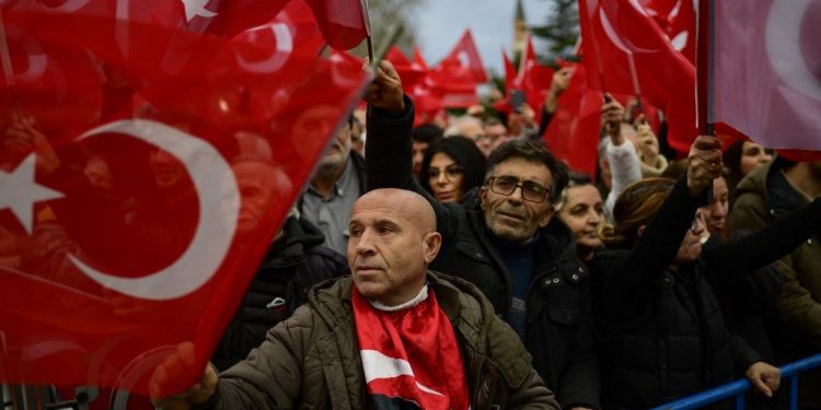 استطلاع: تأييد الانتخابات المبكرة يتزايد في تركيا