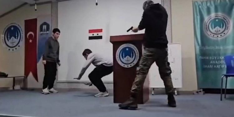 عرض مسرحي للطلاب في تركيا بالأسلحة!